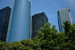 Gezicht op wolkenkrabbers vanuit Battery Park 